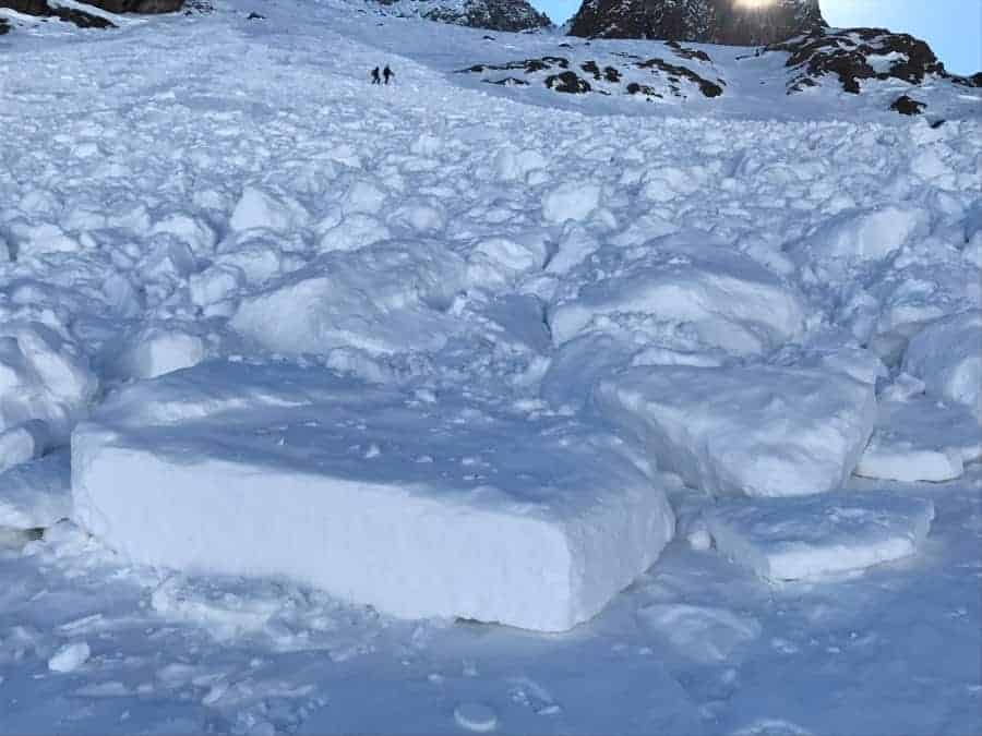 Descripción: Una gran montaña de nieve en una montaña cubierta de nieve.