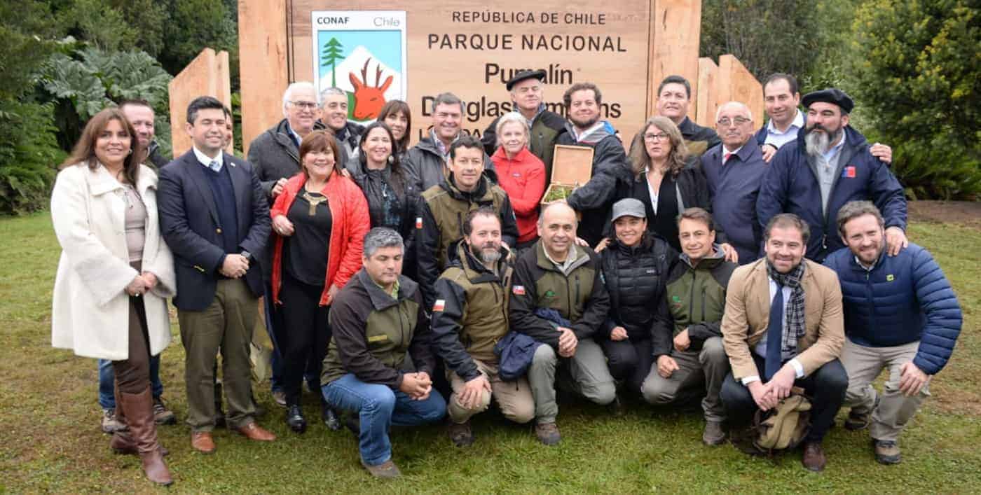 Un grupo de personas posando frente a un cartel en el Parque Patagonia.