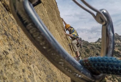 Descripción: Una escalera mecánica está subiendo una montaña con una cuerda.