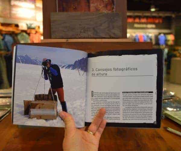 Una persona está sosteniendo un libro con una imagen de una montaña nevada. [libros]