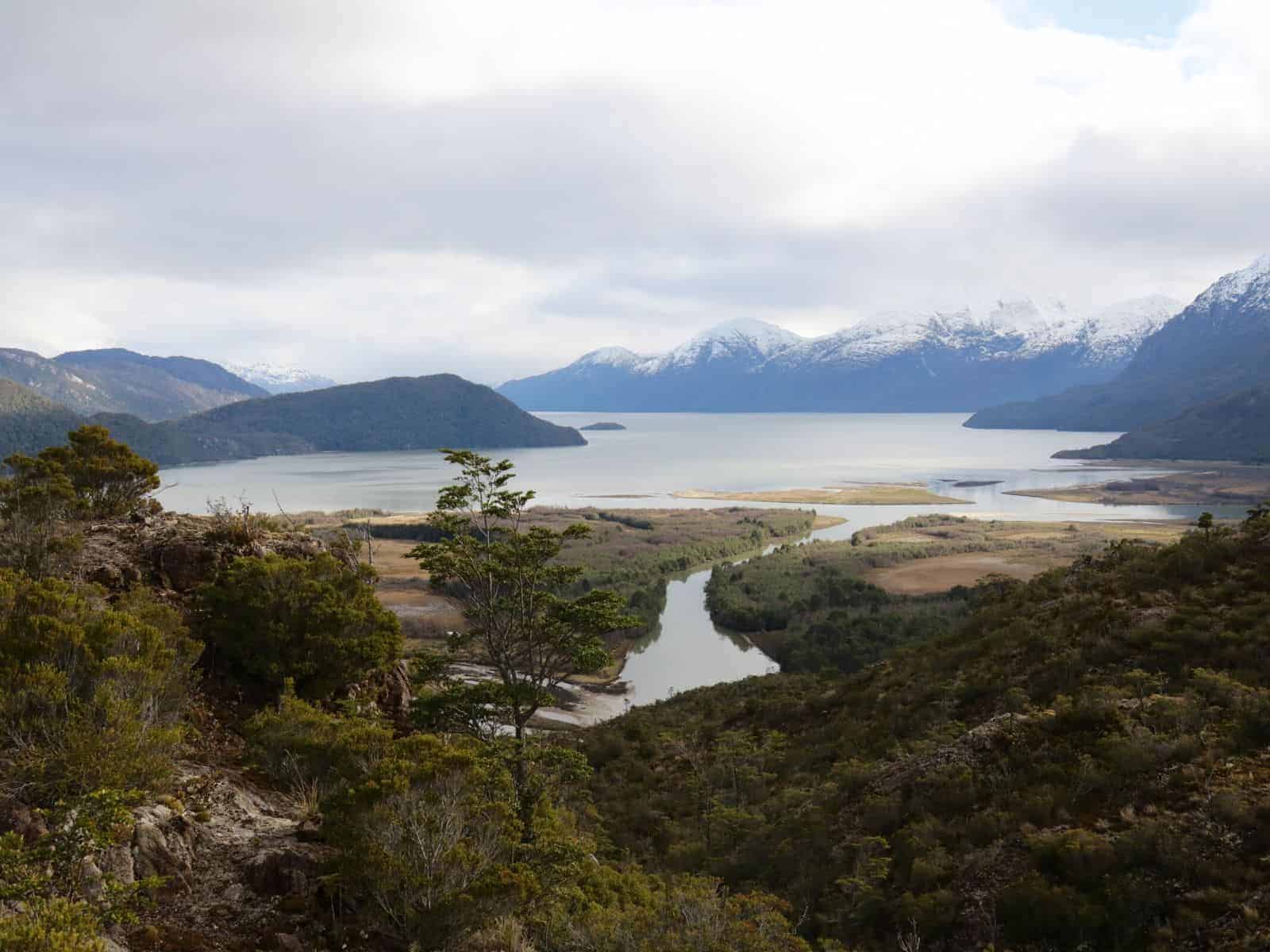 Una vista de Tortel, un impresionante pueblo ubicado a lo largo del lago con majestuosas montañas al fondo.