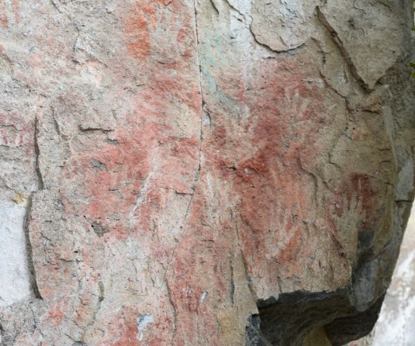 Una roca patagónica con una pintura.