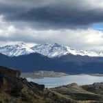 Cordillera patagónica con un lago y montañas al fondo.