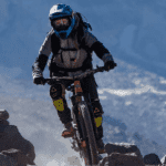 Una persona que anda en una gran bicicleta de montaña por un sendero rocoso.