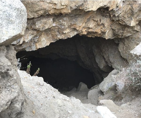 La entrada central a una cueva en las montañas.