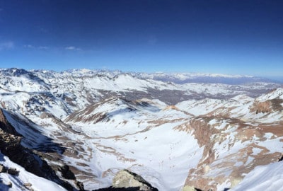Una vista central desde la cima de una montaña.