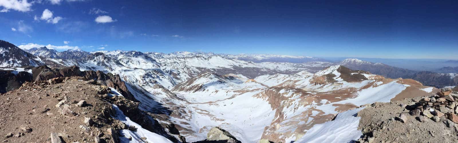 Una vista central desde la cima de una montaña.