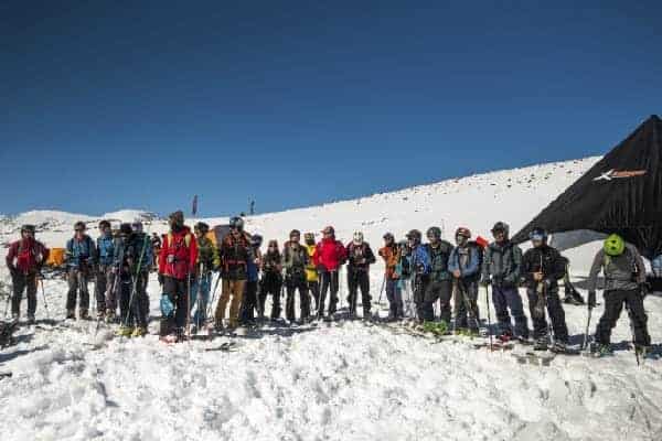 Un grupo de esquiadores alpinos posando para una foto en la nieve.