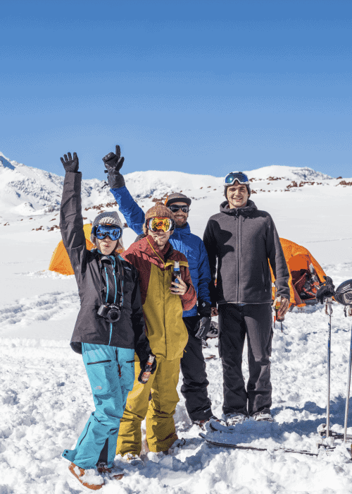Un grupo de escaladores alpinos posando para una fotografía.