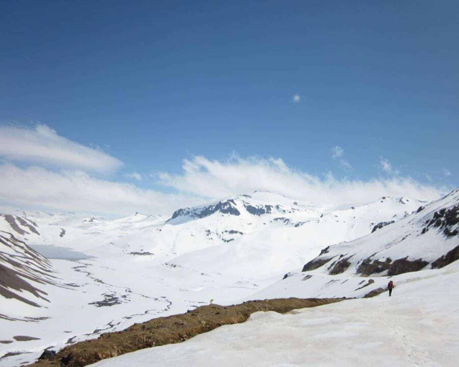 Una persona camina por el Cerro Campanario, una montaña cubierta de nieve.
