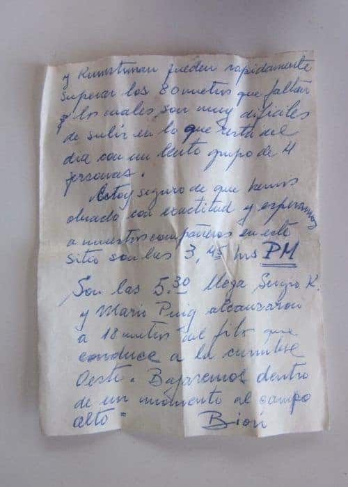 Una hoja de papel con una escritura azul y las palabras "cerro Campanario