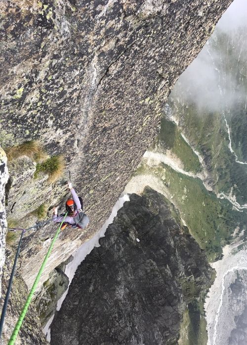 Un escalador multilargo escalando la ladera de un acantilado.