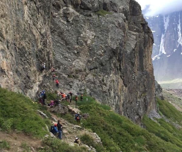 Un grupo de personas escalando una ladera rocosa en Santiago.