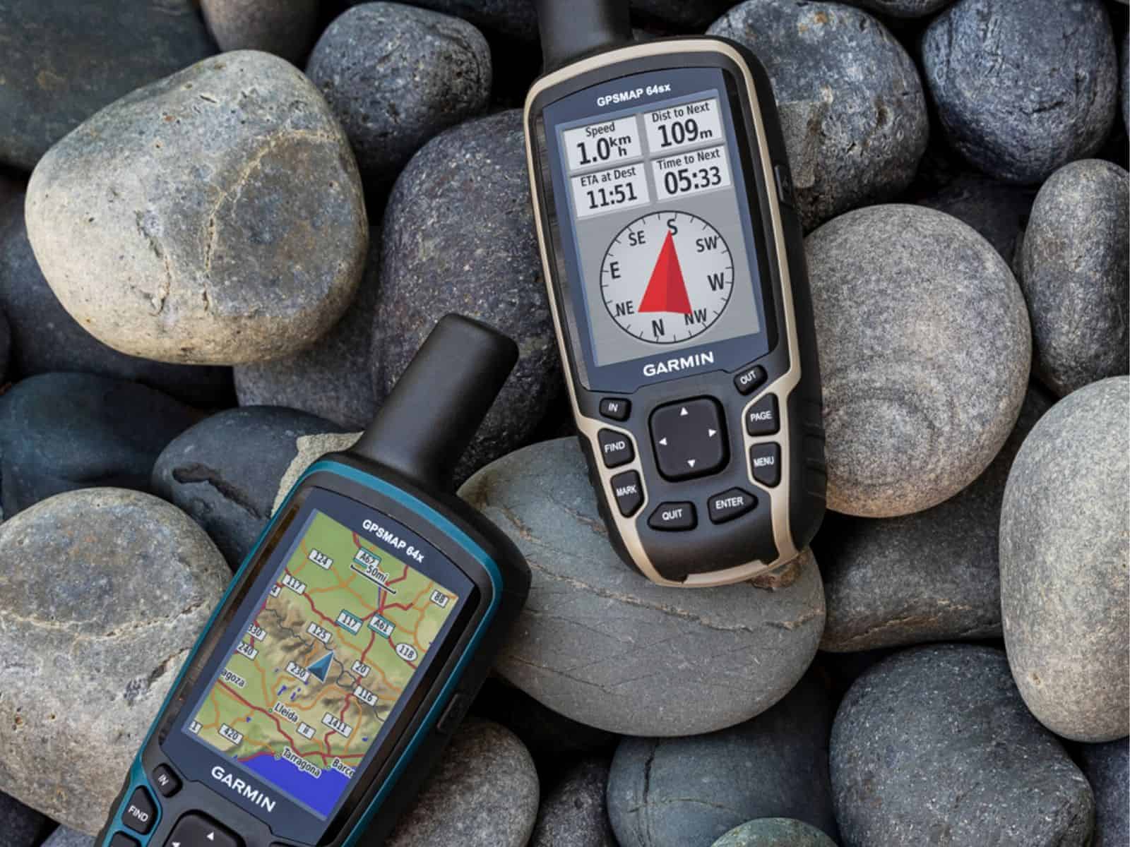 Dos dispositivos GPS sobre rocas.