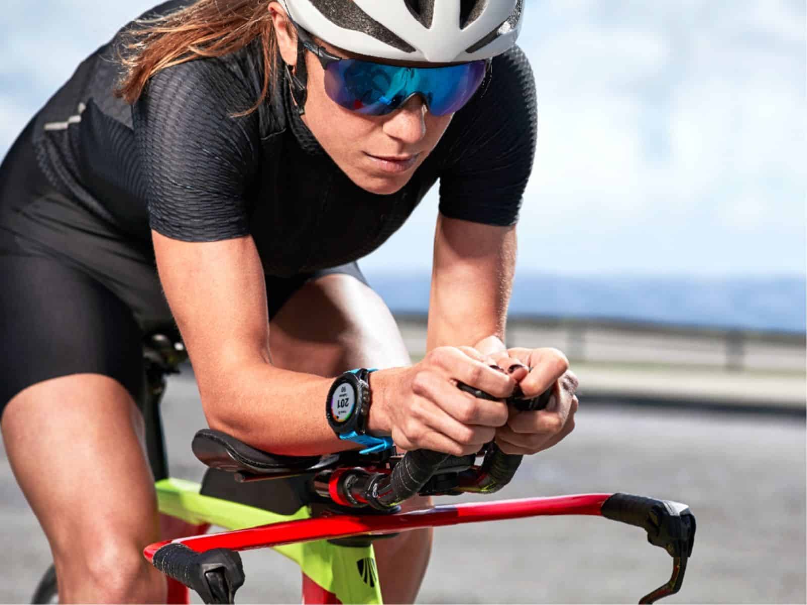 Una mujer anda en bicicleta en el océano mientras usa el GPS.