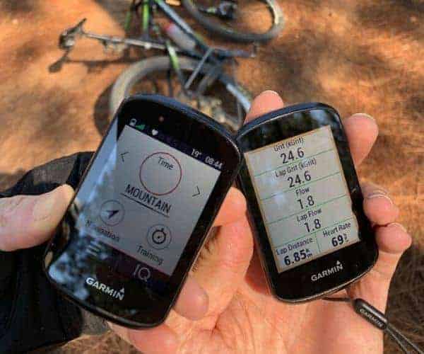 Una persona mostrando sus dispositivos GPS duales montados en una bicicleta.