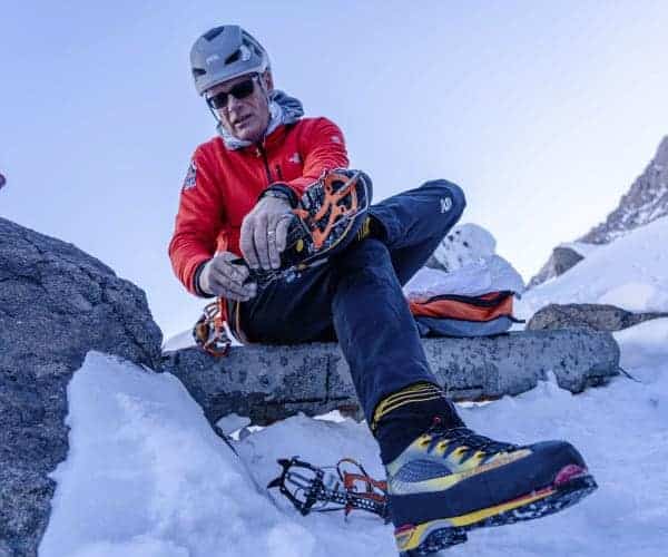 Un hombre sentado en un anker en la nieve.