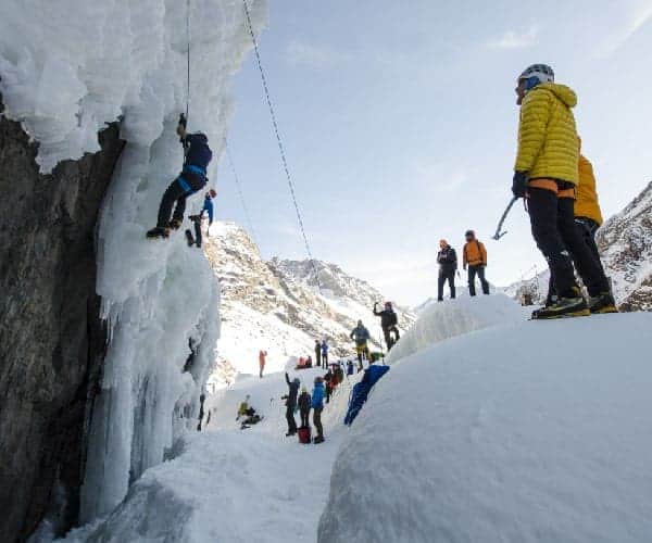 Un grupo de personas escalando una pared de hielo con la ayuda de un equipo Anker.