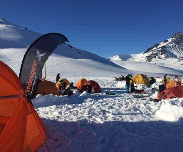 Una carpa montada en la nieve.