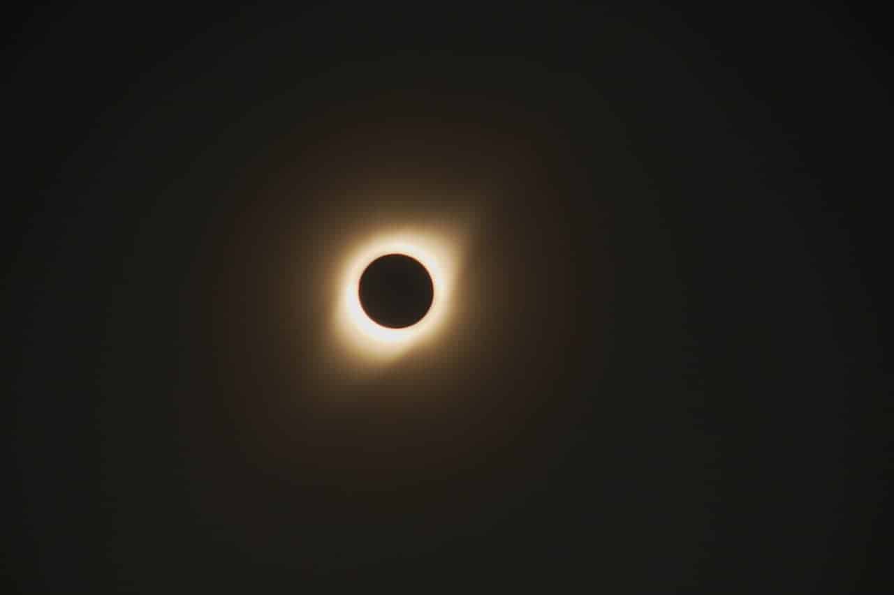 Se ve un eclipse en el cielo.