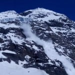 El Morado es una majestuosa montaña cubierta de nieve que se extiende hacia un cielo azul claro.