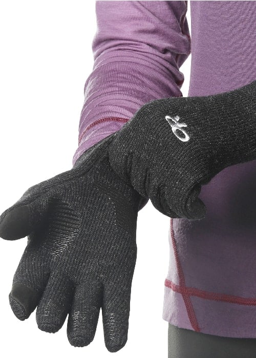 Un par de guantes de mujer en negro y morado.