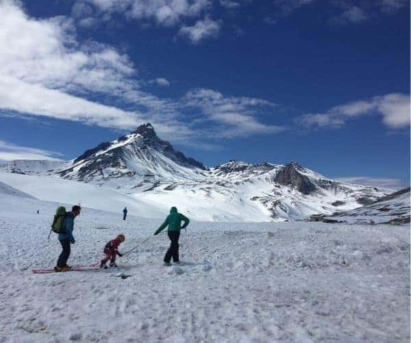 Descripción: Un grupo de personas en esquís en una montaña nevada.