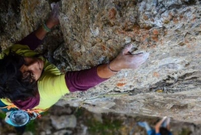 Un escalador está escalando un gran cerro castillo.