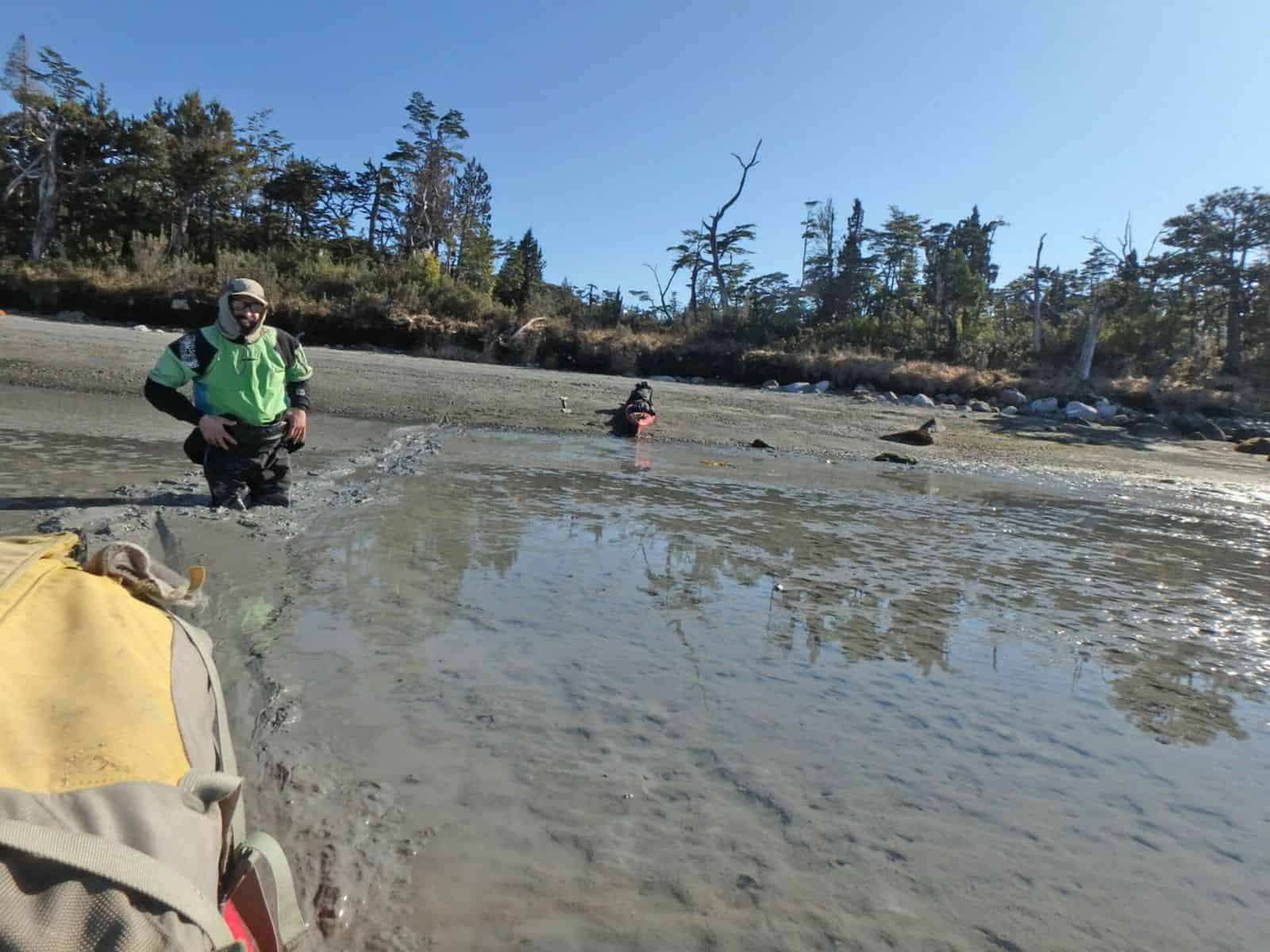 Un grupo de personas caminando por una zona de agua poco profunda.