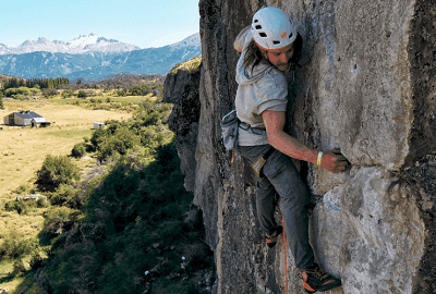 Un escalador Mammut escalando la ladera de una montaña.