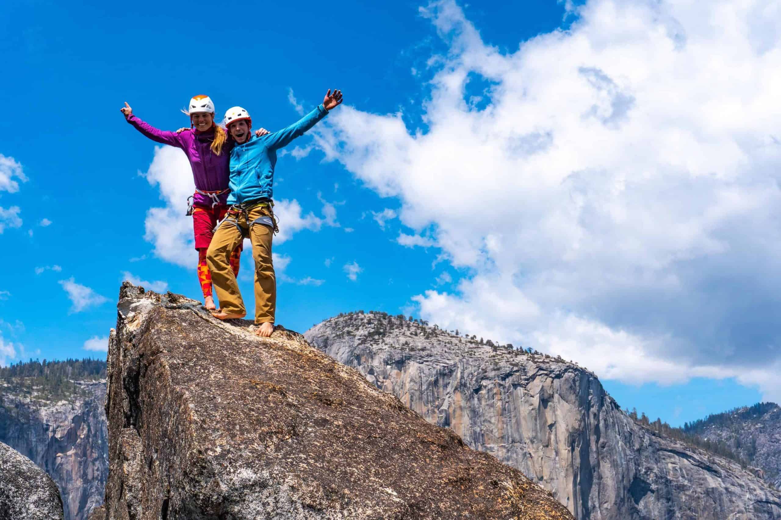 Dos personas paradas encima de una roca en el Parque Nacional Yosemite.