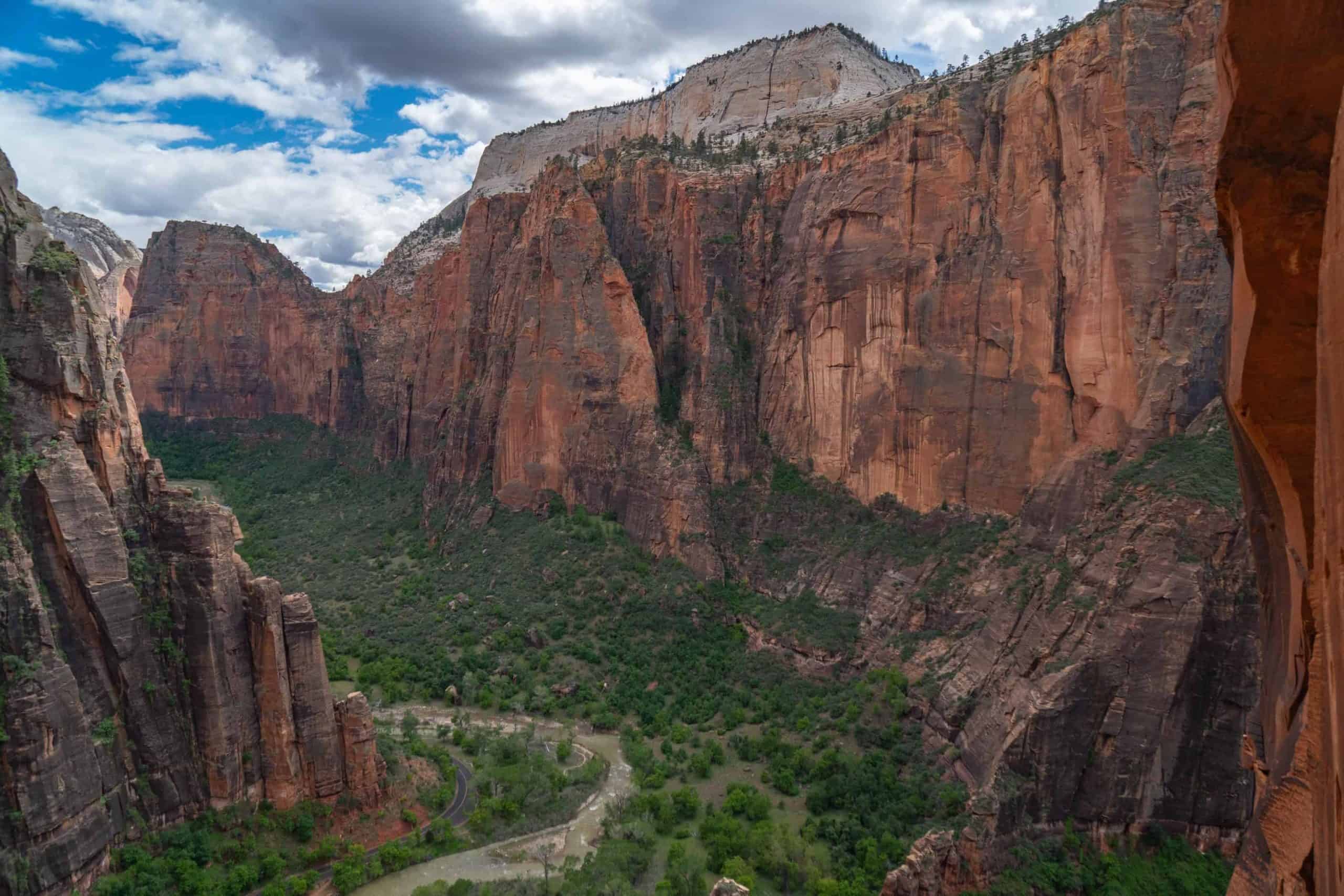 La vista desde la cima de un cañón en el Parque Nacional Zion, con vistas impresionantes e imponentes formaciones rocosas rojas.