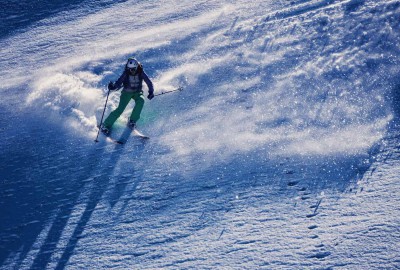 Descripción: Una persona esquiando por una pendiente nevada.