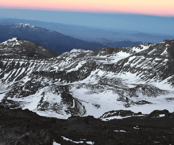 Una vista impresionante desde la cima del monte Plomo al atardecer.