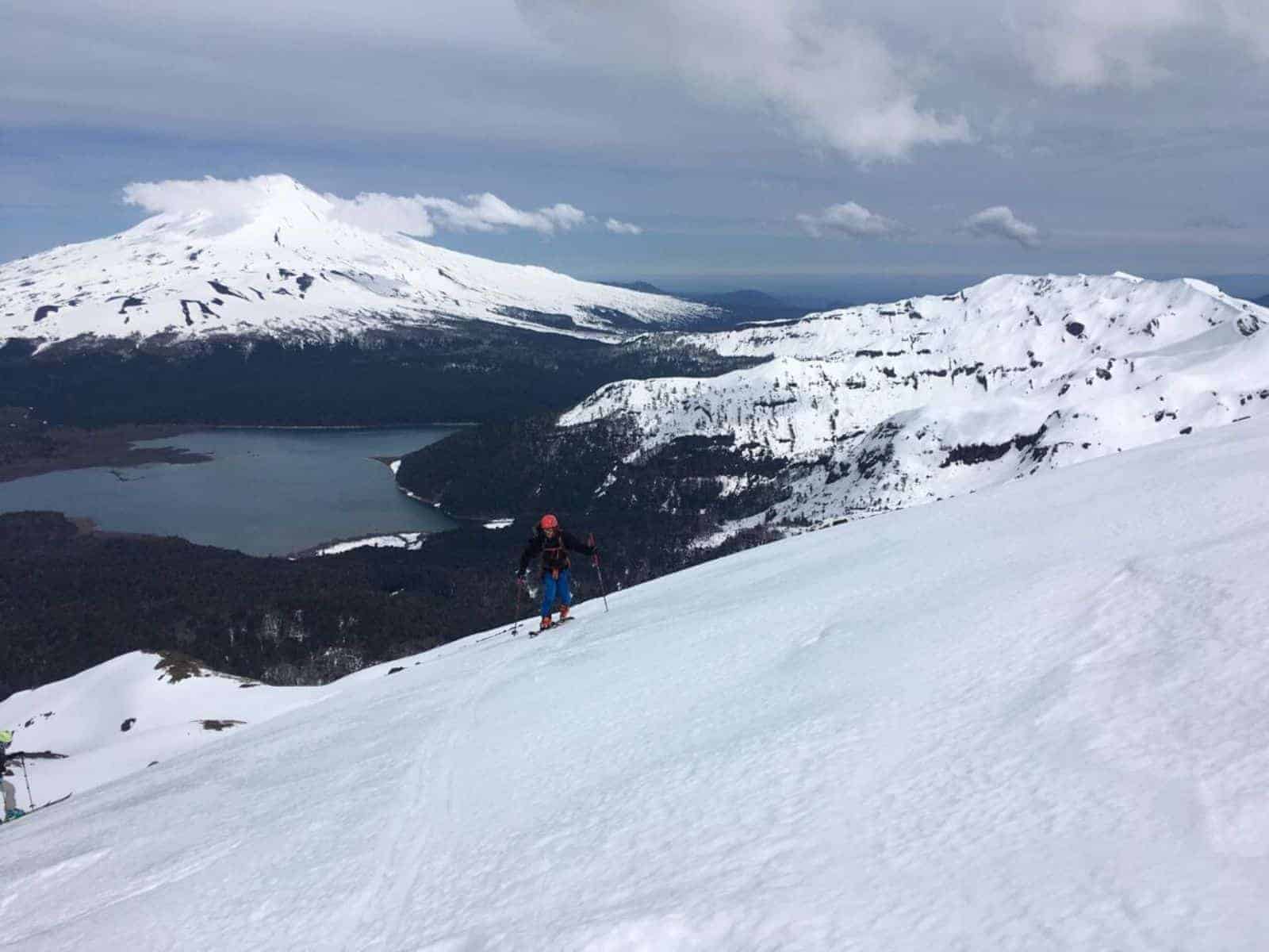 Una persona está esquiando por una montaña cubierta de nieve.