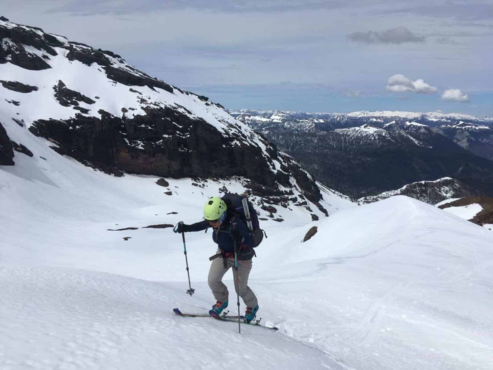 Una persona esquiando por una montaña cubierta de nieve.