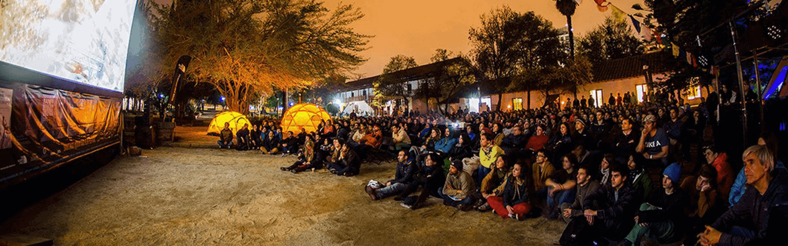 Una multitud viendo una película en el XX° Festival de Cine de Montaña de Santiago.