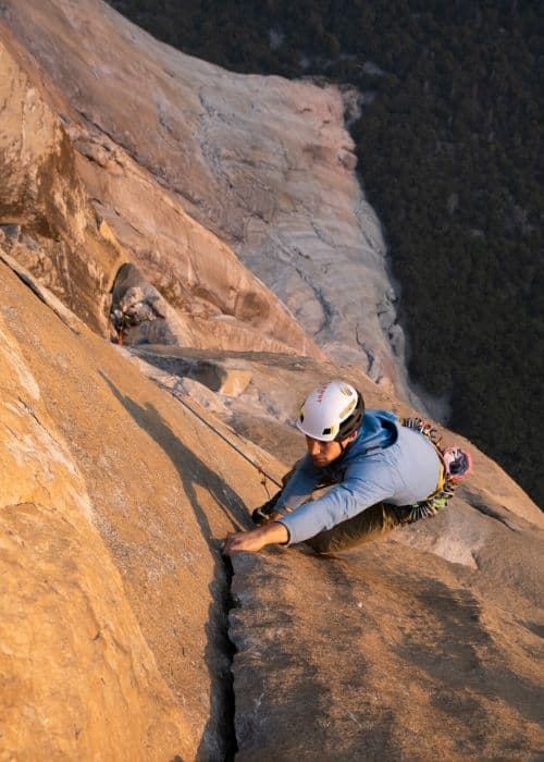 Un escalador escala la desafiante ruta Salathé por una empinada pared rocosa.