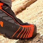 Una persona que llevaba un par de zapatos Scarpa sobre una roca.