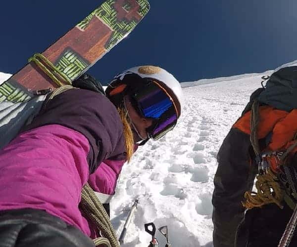 Dos personas tomándose un selfie a gran altura en una montaña nevada.