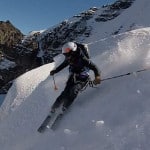 Un esquiador desciende una montaña nevada a gran altura.
