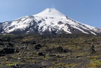 Una imagen del Volcán Rukapillan, una majestuosa montaña cubierta de nieve.