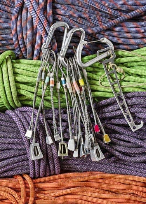 Descripción: Un montón de cuerdas con un mosquetón para escalada tradicional.