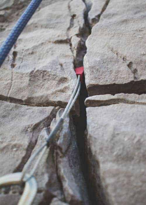 Descripción: Se engancha una cuerda a una grieta en una roca.