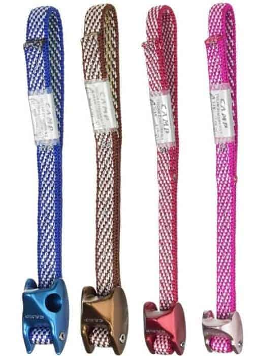 Cuatro cuerdas de diferentes colores para escalada tradicional.