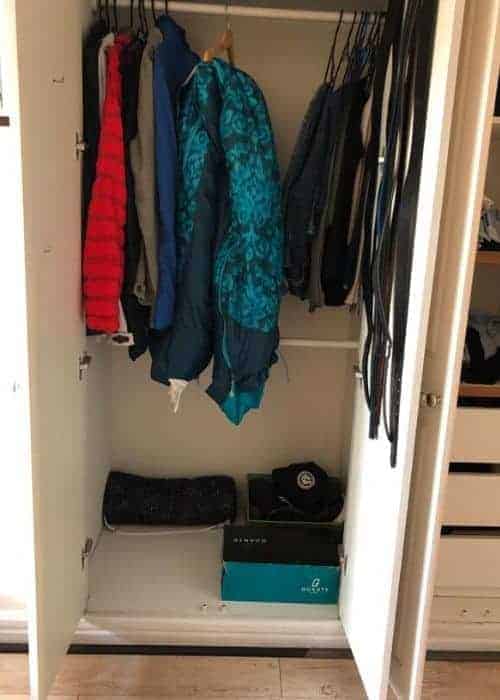 Un armario con mucho equipo de ropa.