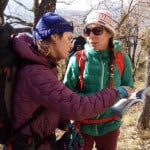 Dos excursionistas explorando un sendero al aire libre ecológico.