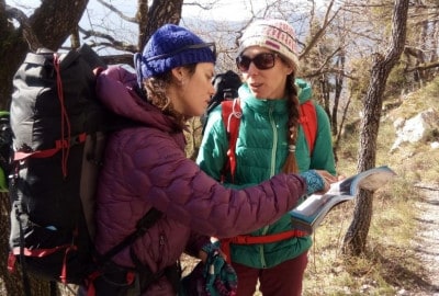 Dos excursionistas explorando un sendero al aire libre ecológico.