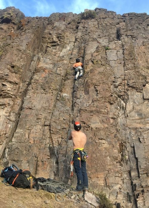 Aventura padre e hijo - Dos escaladores escalando un acantilado.