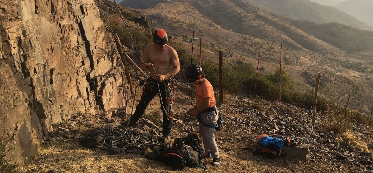 Aventura padre e hijo trabajando en la ladera de una montaña.